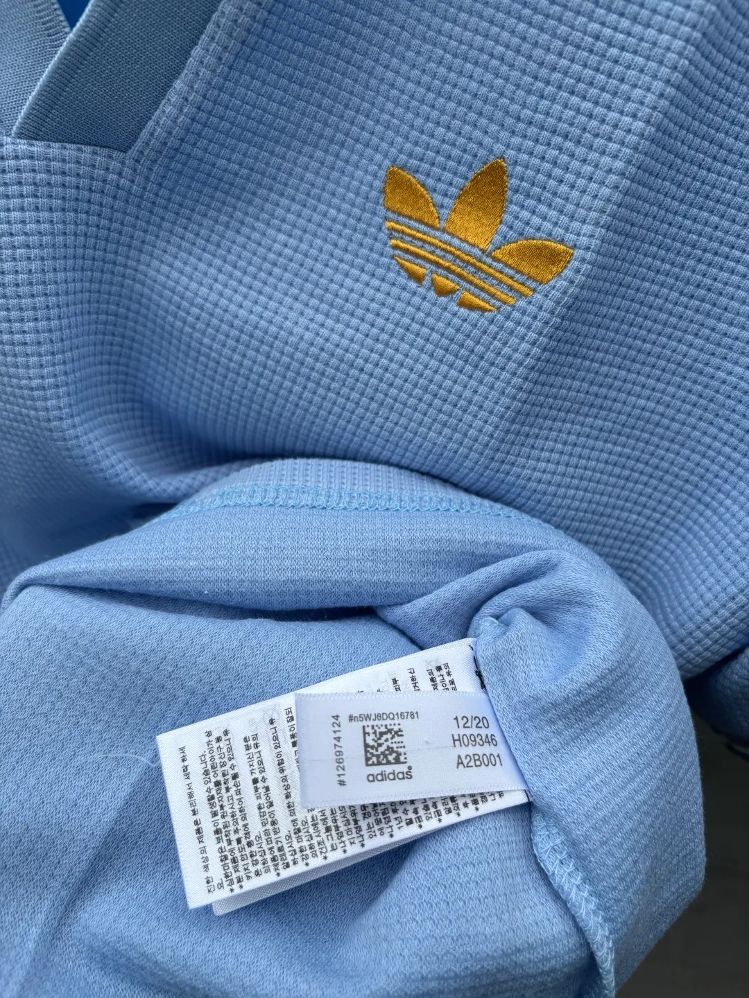 Chip version 𝟬𝟱𝟰𝟰𝟳# Exclusive real shot/difference between various stolen pictures and online picture versions on the market [𝗔𝗱𝗶𝗱𝗮𝘀Adidas clover chest embroidery for men and women Same Style𝗩 collar short sleeves] ✅Full set of 1:1 customized accessories ➕Customized three-label ➕𝗬𝘂𝗮𝗻 version hang tag ➕𝗹𝗼𝗴𝗼 packaging bag🔥 ➕Scan the tag to enter the official website. ✅Top Original version, ins Xiaohongshu Dewu Kuaishou and many bloggers wear it. ✅Adidas is a rare V-neck with no buttons, personalized setting and generous temperament, showing the elegance at a glance. ✅Three standards are customized with 270g waffle original Authentic custom-made imported fabrics for the watch, and the overall tailoring adopts three-dimensional structure tailoring! Ergonomically designed, more flexible when wearing! The cut is streamlined and streamlined, allowing you to move flexibly with your body! Integrates functionality, beauty and durability! Suitable for business, travel, leisure and many other occasions! ⭕The high version of the best products🐮is different from the junk products in the market🗯️The same picture but different prices means different versions. ❌Don’t be fooled by the same copywriters and pirated pictures from outside that mix and distribute high-luxury pictures at low prices. After comparing the quality, you will know where the gap is. Don’t lie. I don’t guarantee that my products are the cheapest, but I definitely guarantee that they are worth every penny of your hard-earned money! ‼ ️We don’t slash prices or lower prices, we supply products with care and only make high-end versions!!! Breasts Jimei must see the details of my home clearly, the pictures of my home are all taken by the owner himself❤️ Color: Light Blue. Size S-XXL
